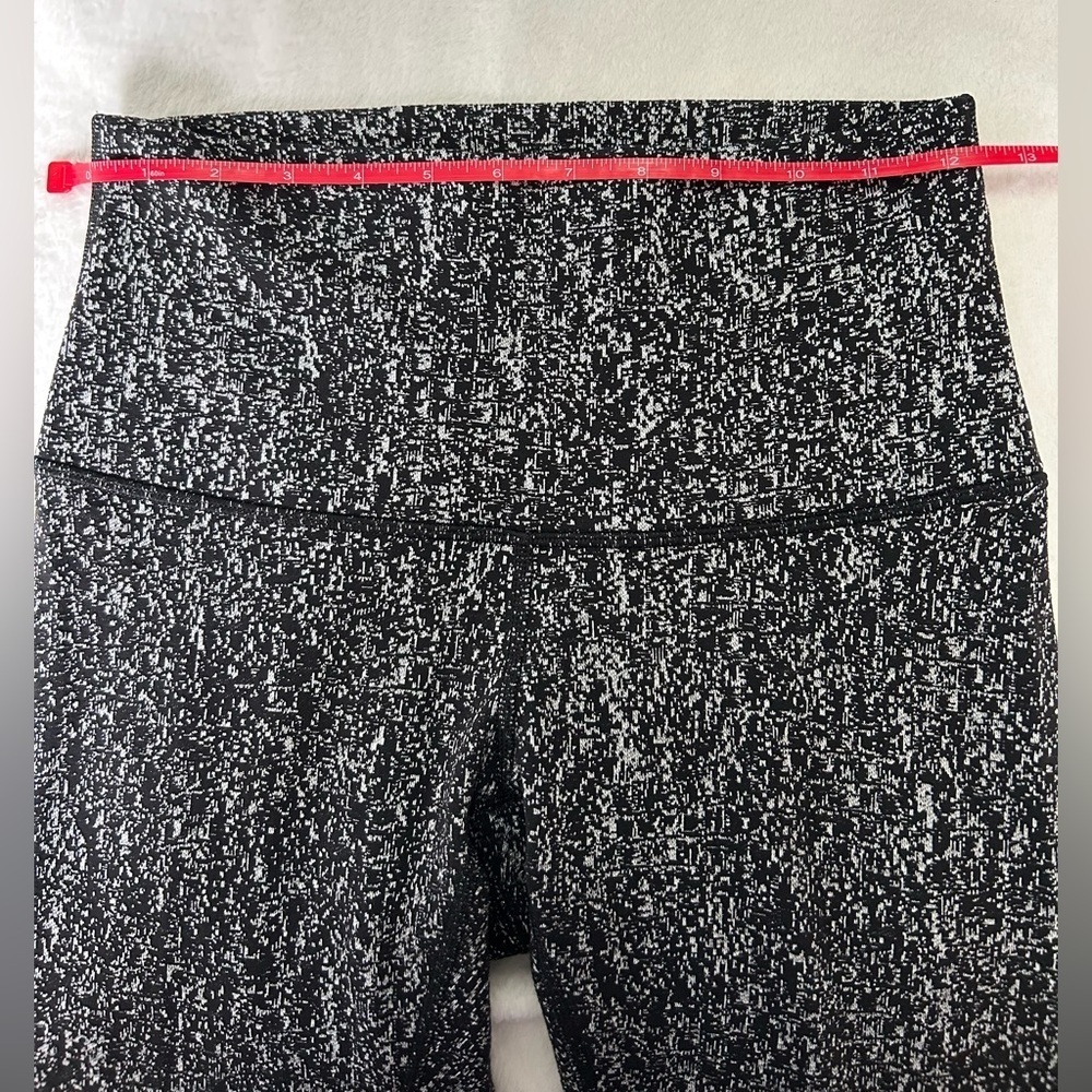 Lululemon size 6 Wunder under high rise 7/8 length black speckled Leggings - Picture 5 of 6
